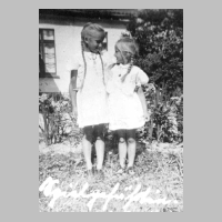 086-0137 Links Ruth Zacharias, rechts Edith Neumann am 06.08.1944.JPG